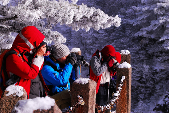 摄影爱好者在黄山拍摄冬雪 王辉摄