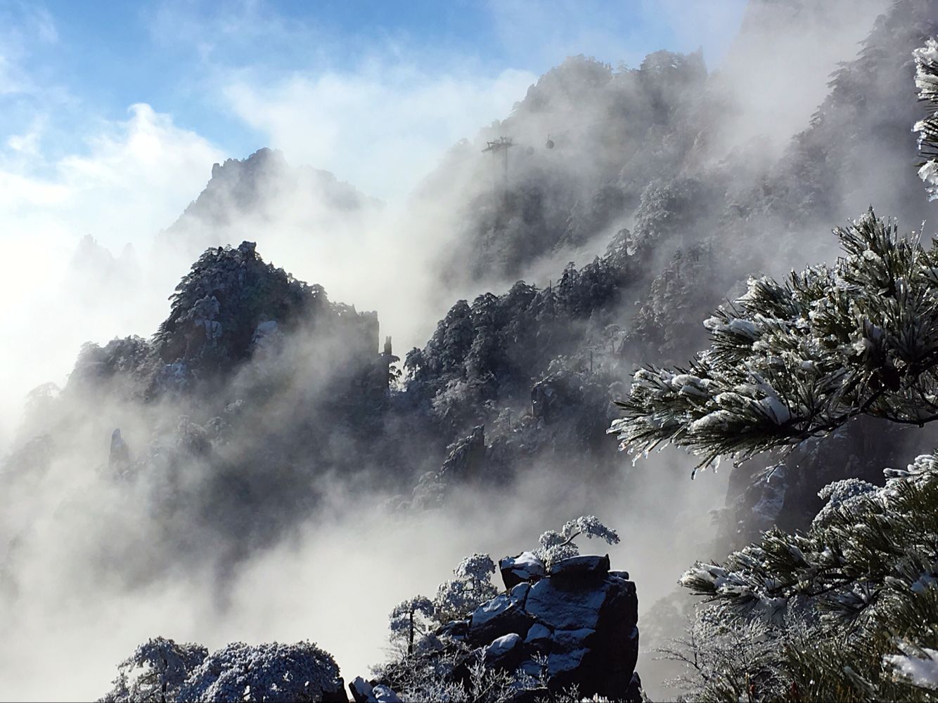 2016年1月8日黄山新年首场冬雪如仙境 摄影：程剑.jpg