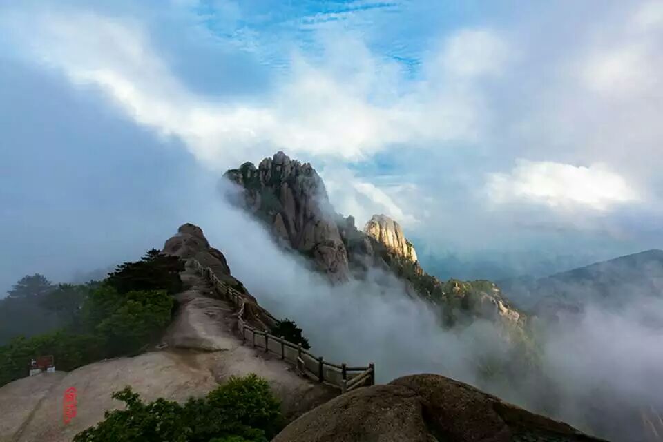 2016年5月27日，安徽黄山风景区雨后云雾弥漫在群山间.jpg