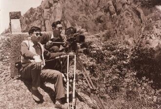 时任安徽电影制片厂厂长的程默在莲花峰下拍摄黄山风光 摄于1959年.jpg