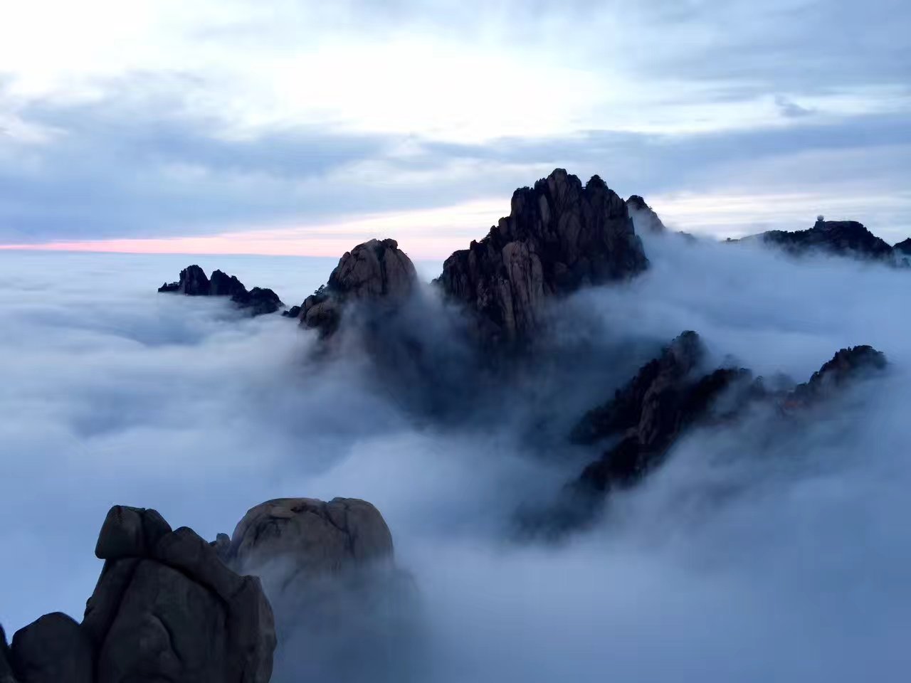 2017年3月16日黄山出现壮观云海，云海中的莲花峰，摄影：黄山松.jpg